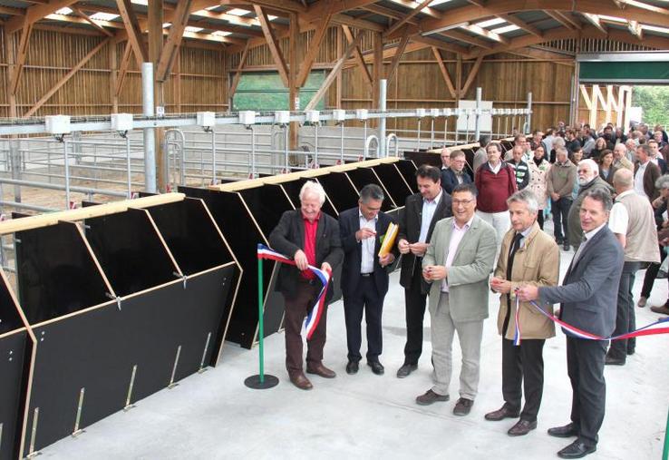 Inauguration dans le bâtiment de contrôle individuel de 1 344 m2 pour 48 places (8 parcs de 6). 
Un 2e bâtiment neuf de 2 244 m2 accueille 95 vaches allaitantes et leur suite, avec parc de pesée. (aD)