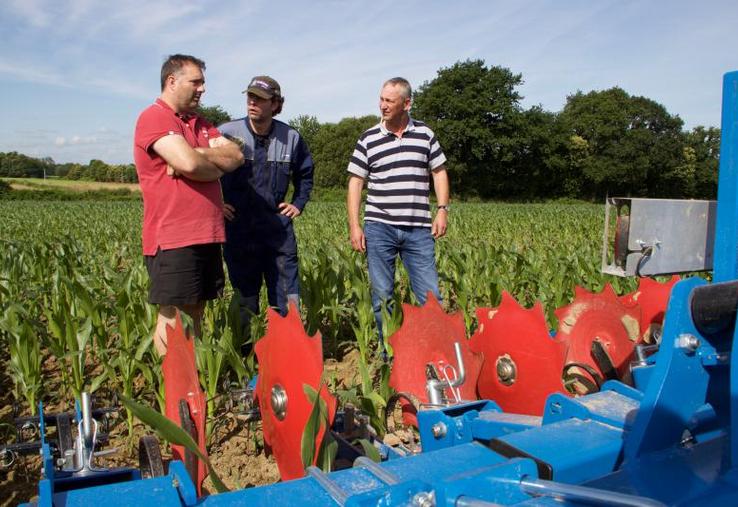 L’agriculteur, le chauffeur et l’entrepreneur. Un rendez-vous en bout de champ pour apprécier la qualité de travail et affiner si besoin les réglages.