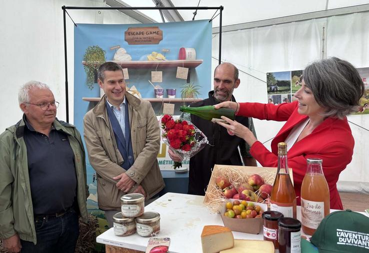 En présence de Bruno Salmon, adjoint au maire en charge de la foire, François Le Verger, directeur de cabinet du préfet, Laurent Richard, responsable de l'exploitation horticole du Campus métiers nature de Coutances a procédé au baptême du dahlia "Foire de Lessay", avec le maire de la commune, Stéphanie Maubé.