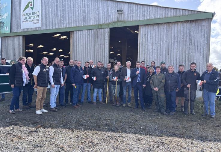 Bouchers, abatteurs, éleveurs et organisateurs se sont retrouvés à la fin du concours. Une plaque a été remise afin qu'elle soit affichée dans les lieux de commercialisation (boucherie comme GMS).