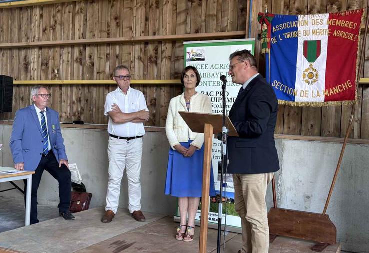 En présence de Guy Tesnière, président départemental du Mérite Agricole, et après que Jean-Yves Duplenne ait retracé le parcours, Laurence Macé s'est vue remettre la médaille de chevalier du Mérite agricole par Philippe Gosselin, député.