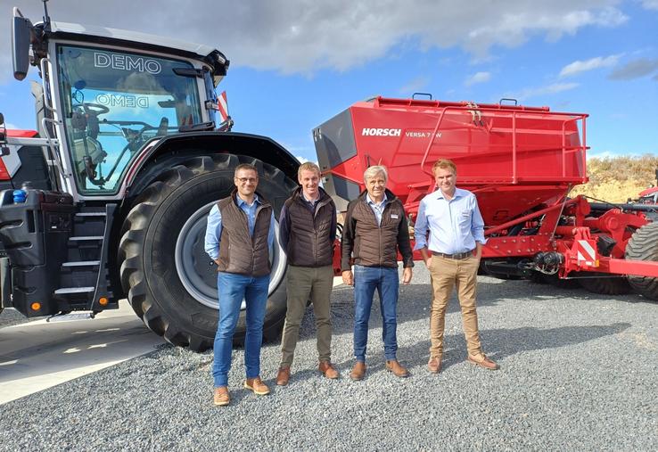 Jérôme Macé, responsable commercial 14 et 61 à la Sama, Adrien Planquette, directeur général de la Sama, Robert Dorsemagen, directeur commercial chez Horsch France et Ludovic Denize, responsable des ventes dans le grand ouest chez Horsch, se sont retrouvés devant le nouveau semoir Horsch Versa 7 SW présenté en exclusivité chez Damien Salley à Soignolles.
