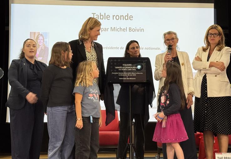 La plaque au nom de Angèle Lamoureux a été inaugurée par Marie-Pierre Fauvel, maire de Saint-Jean-d'Elle, en présence d'élues nationales et européennes.