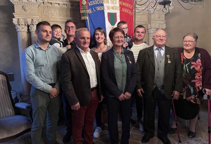 Marcel Jeanne, officier du Mérite agricole, a remis l'insigne à sa fille, Marielle Cousin, entourée de famille.