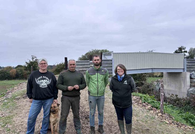 Caroline Tostain, conseillère en agriculture biologique à la Chambre d'agriculture a suivi le projet de Laurence, Christophe et Mathieu Debreuilly, installés à Vesly. Ils ont créé un pont au-dessus de la route. Une innovation peu courante.