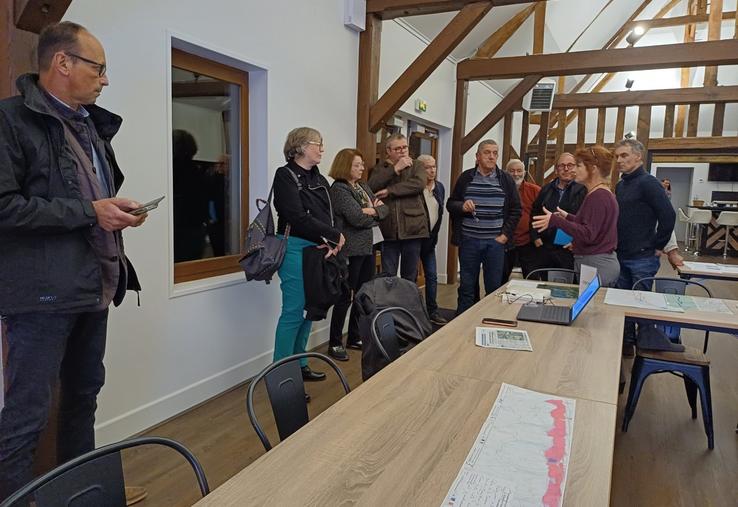 Une réunion publique concernant la réalisation de pistes cyclables dans le secteur du Pays d'Auge s'est tenue mardi 28 octobre 2025, en présence de la FDSEA 14.