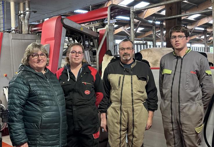 Martine, Pauline, Sylvain et Julien Herbert pilotent un troupeau de 150 vaches laitières. Grâce aux trois robots, ils ont amélioré leur productivité et leurs conditions de travail.