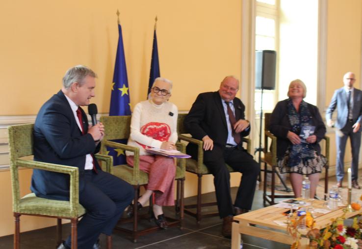 Françoise Gatel, ministre de l'aménagement du territoire et Michel Fournier, ministre délégué chargé de la Ruralité, au centre, ont mené un échange débat avec des maires de l'Orne.