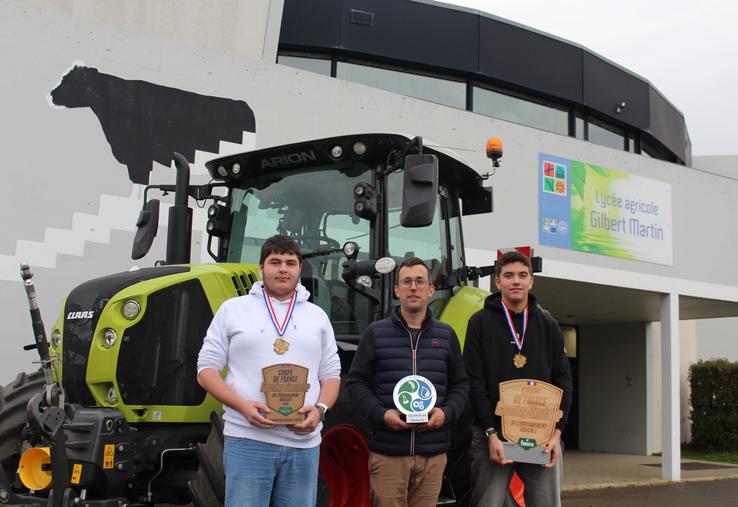 Les Limons du Neubourg, avec leur entraîneur, Maxime Poulain, au centre.