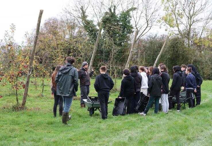 Jean-Baptiste Jacob a donné les consignes de ramassage aux élèves avant de les laisser opérer en autonomie sur la matinée.