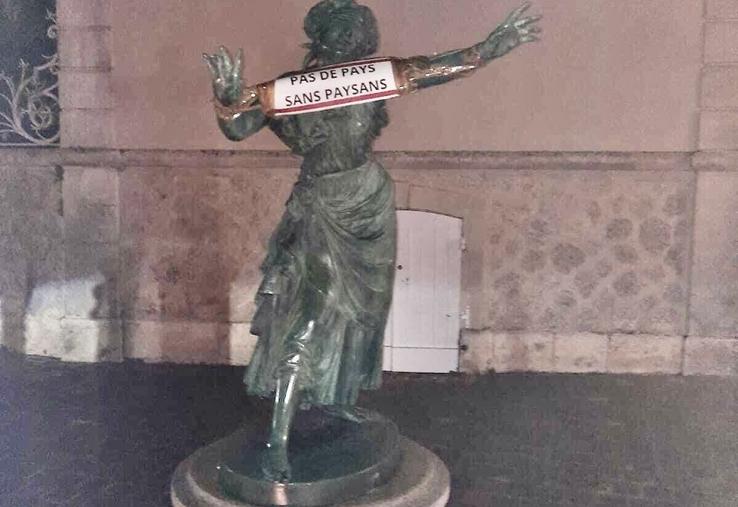 Vendredi 7 novembre, la FDSEA et les JA de l'Orne se sont mobilisés à Bellême.