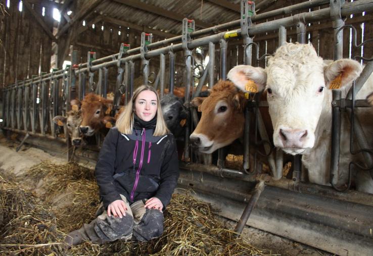 Agathe Hesloin dans l'Orne, souhaite devenir miss agricole 2026. Passionnée d'élevage, elle partage son temps sur deux fermes ornaises.