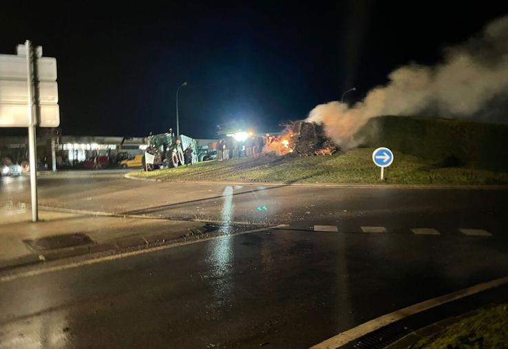 Les JA et la FDSEA ont mis le feu à des ronds points en signe de protestation, à la suite de l'accord du Mercosur qui sera signé par les États membres de l'UE, samedi 17 janvier.