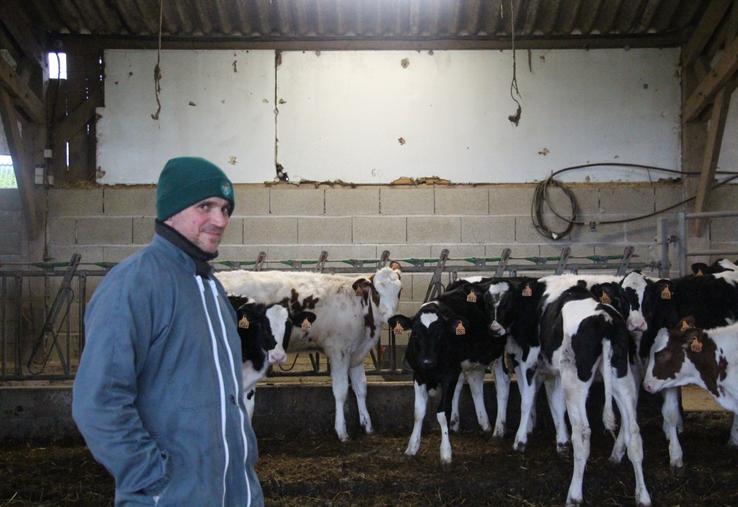 Installé depuis 2003, Jean-Baptiste Radigue a repris l'exploitation de ses parents, située dans la commune de Saint-Michel-des-Andaines. Chaque année, 1 000 100 l de lait sont livrés chez Lactalis ainsi que 200 000 l chez Fléchard.