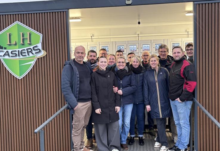 Les producteurs étaient réunis pour marquer le lancement du distributeur de produits locaux sur la place de Martinvast en présence du maire de la commune.