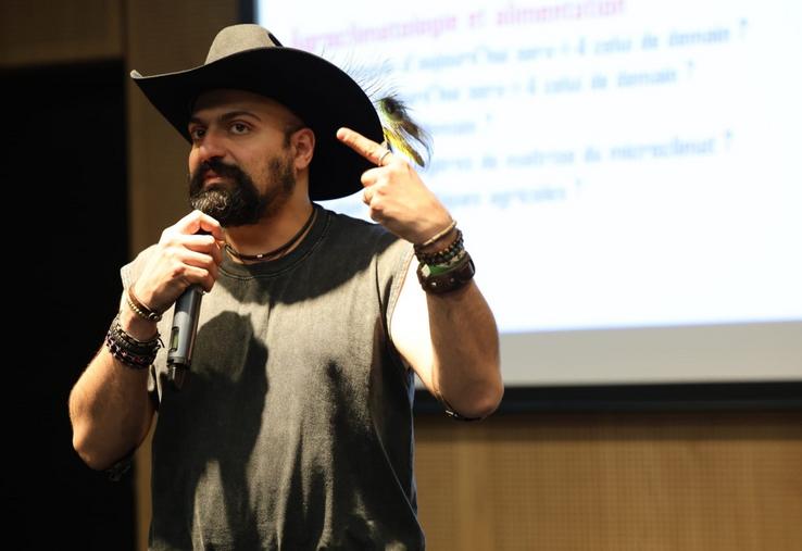Agroclimatologue et chasseur d'orages, Serge Zaka étudie l'évolution du climat et l'adaptation du milieu agricole.