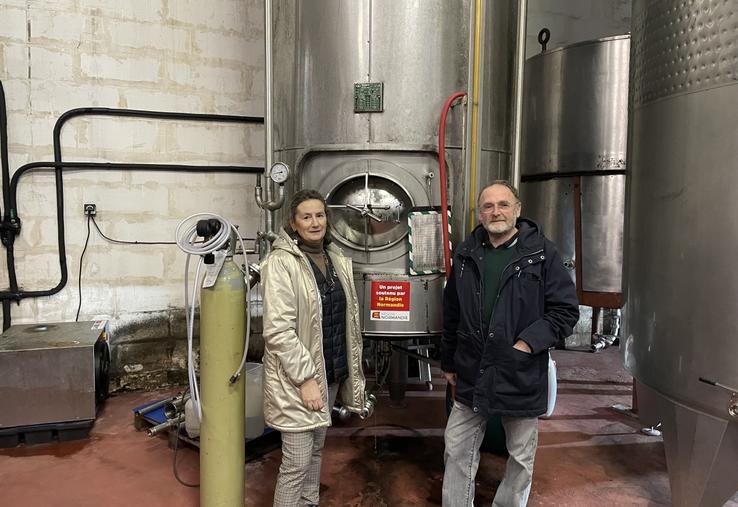 Sophie De Gibon, conseillère régionale, a visité l'atelier du domaine des 5 autels avec Jean-René Pitrou. La cuve qui se trouve derrière eux a la spécificité d'être thermorégulée.