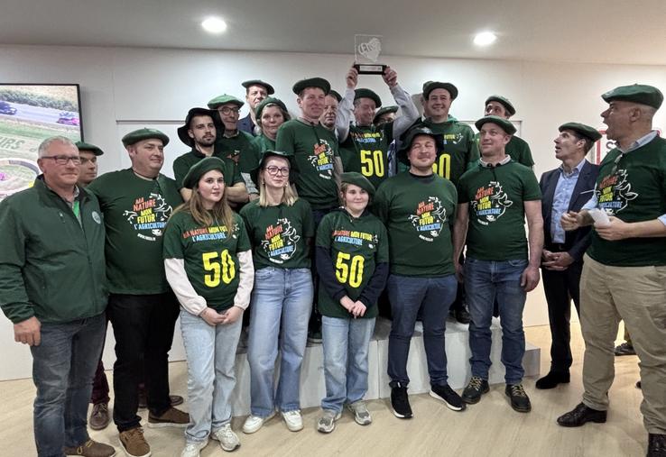 C'est sur le stand de la FNSEA que les Manchois ont récupéré le trophée du premier prix au concours des fresques réalisées le long du parcours du Tour de France.