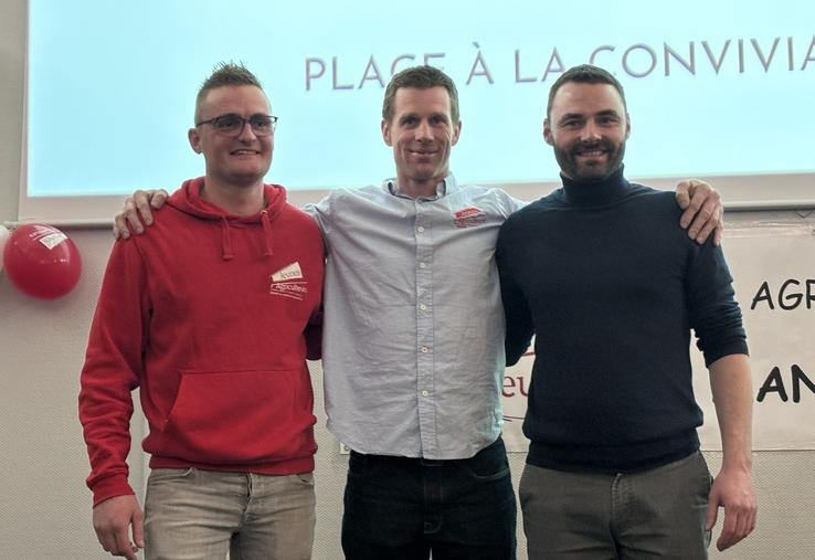 Luc Chardine, entouré de Pierrick Horel, président national des Jeunes agriculteurs, et Étienne Cousin, secrétaire général des JA de la Manche.