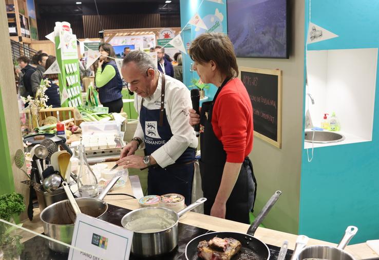 Arnaud Viel, chef cuisinier ornais étoilé, et Émilie Fléchard, directrice adjointe de la fromagerie Gillot, mettent en lumière les produits du terroir et notamment le camembert AOP de Normandie au lait cru.