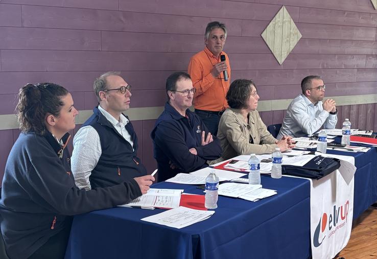 Jean-François Le Meur (débout), président d'Elvup, mise sur un conseil impartial à destination des éleveurs.