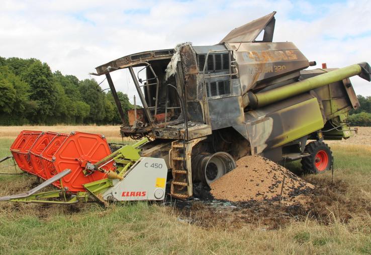 Mardi 30 juin, près de sept hectares de parcelles agricoles ainsi qu'une moissonneuse-batteuse ont pris feu dans un champ de Val-au-Perche. Le préjudice sur les cultures est estimé à plusieurs milliers d'euros.