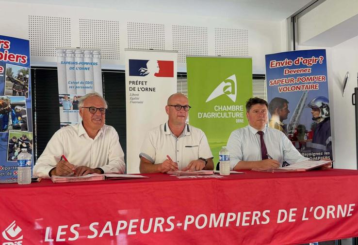 Christophe de Balorre, président du conseil d'administration du Sdis 61, Guillaume Larchevêque, président de la Chambre d'agriculture et Hervé Tourmente, préfet de l'Orne, ont signé une convention de partenariat relative à la prévention des feux d'espaces naturels et de récoltes.