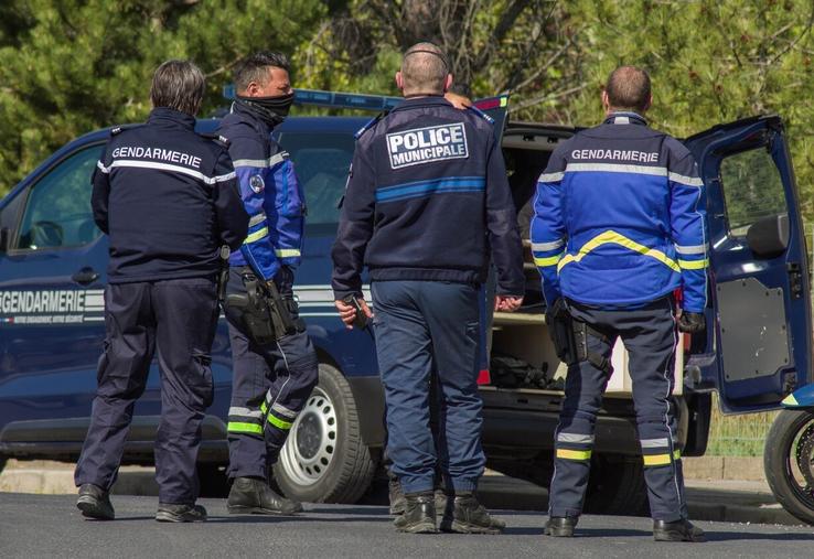 Les gendarmes appellent les agriculteurs à cultiver l'étonnement et à ne pas attendre trois jours pour les prévenir quand ils ont remarqué "quelque chose d'inhabituel".