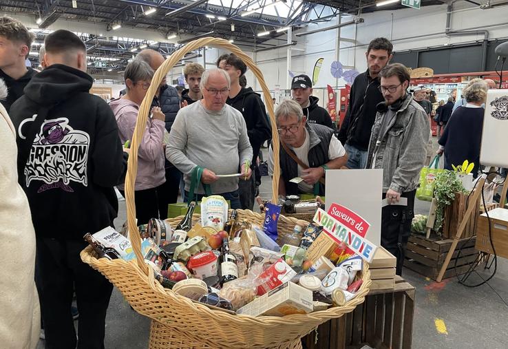 Concentration maximale pour estimer le juste poids de ce panier gourmand et tenter de remporter huit produits des producteurs Saveurs de Normandie.