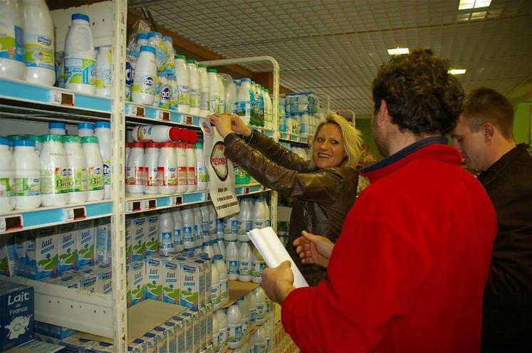 Opération stickage sur les produits Lactalis samedi dernier du côté de Vire.