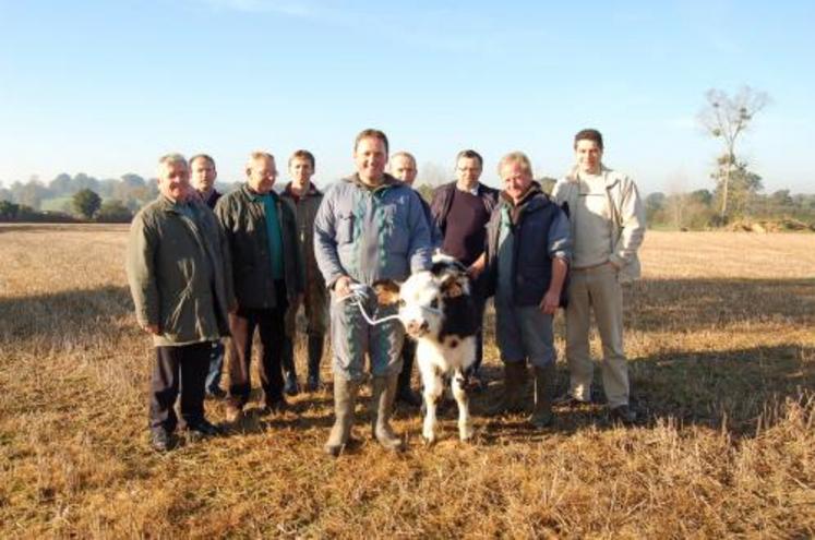 Photo souvenir pour le gaec Depériers, entouré de tous les acteurs de la race Normande.