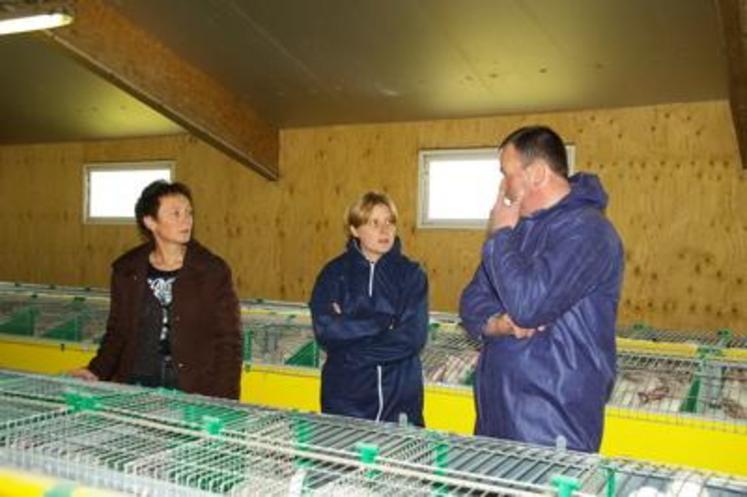 Claudine Labruyère avec Kris Ooms et Philippe Poret (respectivement technicienne et administrateur de Normandie Lapin). Pour sauver cette production, les éleveurs ont consenti une baisse des volumes de production. Ils espèrent ainsi une remontée des cours du lapin mais tout dépendra aussi de l’évolution de celui de l’aliment qui est passé d’un indice 100 en 2001 à un indice 170 en janvier 2008.