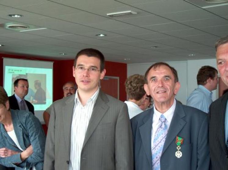 René Le Gall et son successeur Jérôme Daniel.
Lors de la cérémonie de départ en retraite,
le député Jean-Marie Lefranc a remis à René Le Gall
l'insigne d'officier du mérite agricole