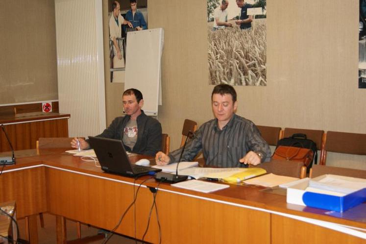 Thomas Pouille (à droite) technicien de l’UPRA Avranchin, Cotentin, Roussin, souligne l’intérêt d’une marque commerciale.
