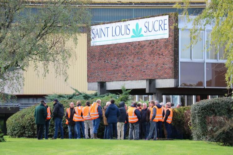 Ils sont allés sous les fenêtres du bureau où se tenait la commission interprofessionnelle.
