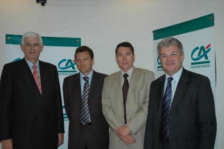 De gauche à droite, Marc Deschamps, Directeur général du Crédit Agricole, Stéphane Cavalié et Fabrice Nikitine, les deux co-directeurs de la structure et Pascal Laufroy, adjoint de M. Deschamps.