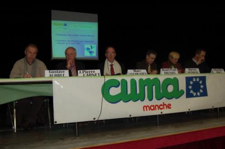 Marc Lecoustey (au centre), président de la FD Cuma, “de sérieux efforts doivent être faits sur les factures pour nous éviter des aggios”.
