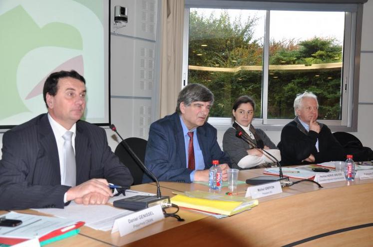 Pour Michel Griffon (au micro), de nouvelles opportunités s’ouvrent à l’agriculture. “De plus en plus de monde à nourrir donc plus de céréales à produire et à exporter dans certaines régions de la planète. Des biocarburants à développer en réponse à la rareté du pétrole. Un besoin en nouvelles molécules pour la fabrication de fibre en lignine à destination de la plasturgie... A condition de produire de la qualité”.
