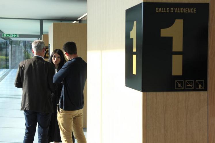 Patrice Lepainteur et Nicolas Declomesnil en discussion avec l’avocate des deux syndicats. La FDSEA et les Jeunes Agriculteurs communiqueront sur un éventuel appel la semaine prochaine. (DR)