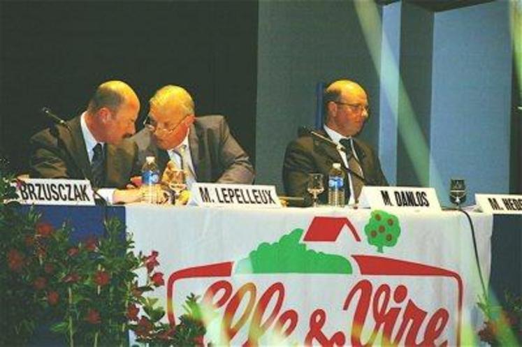 L’année laitière 2007 a été favorable tant en volume qu’en prix. Mais des volumes qu’il faudra maîtriser avec une collecte en hausse de 14,4 % à fin avril 2008. “Il faut éviter les soubresauts”, a insisté Jean-Louis Danlos, président de la coopérative Elle et Vire, qui tenait le 30 mai dernier son assemblée générale.