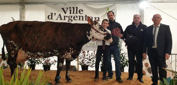 Meilleure fromagère et meilleure bouchère : Galinette du Gaec de la Croix blanche.