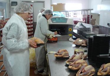 Cinq personnes sont nécessaires pour produire 600 barquettes à l’heure. Une première à la découpe, 
une seconde à la poêle, une troisième met la viande et  les légumes, une quatrième met les autres légumes et la sauce, et une cinquième ferme le pot.