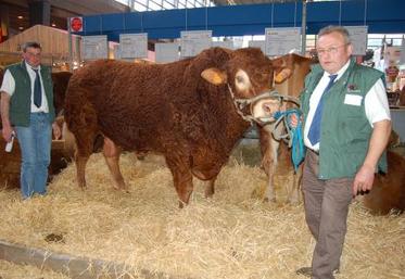 Unix entouré d’Etienne Aubert (à droite) et d’Olivier Auvray, vice-président du syndicat Limousin.