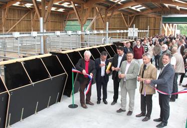 Inauguration dans le bâtiment de contrôle individuel de 1 344 m2 pour 48 places (8 parcs de 6). 
Un 2e bâtiment neuf de 2 244 m2 accueille 95 vaches allaitantes et leur suite, avec parc de pesée. (aD)