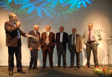 Les quatre anciens présidents de la FDSEA de la Manche;, Auguste Lefèvre, Michel Cottebrune, Michel Hamel et Eric Leclerc ont reçu une médaille commémorative de la part de Pascal Férey (FDSEA) et Ludovic Blin (JA°.