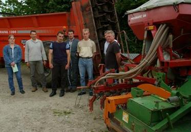 La Cuma de Castillon-en-Auge s’est développée avec l’acquisition d’un deuxième épandeur. Coût pour les adhérents : 4,5 € le voyage.