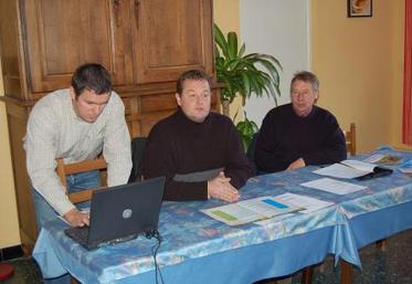 Sébastien Jacqueline (au centre) et Roland Hamelin (à droite), “attention à pas fausser l’index avec des pesées effectuées par les éleveurs”.