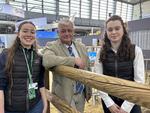 Loris Vallée, juge en race Roussin au Salon de l'Agriculture, entouré de Victoria King et Mélissa Mouchel : un passeur de connaissances et compétences.